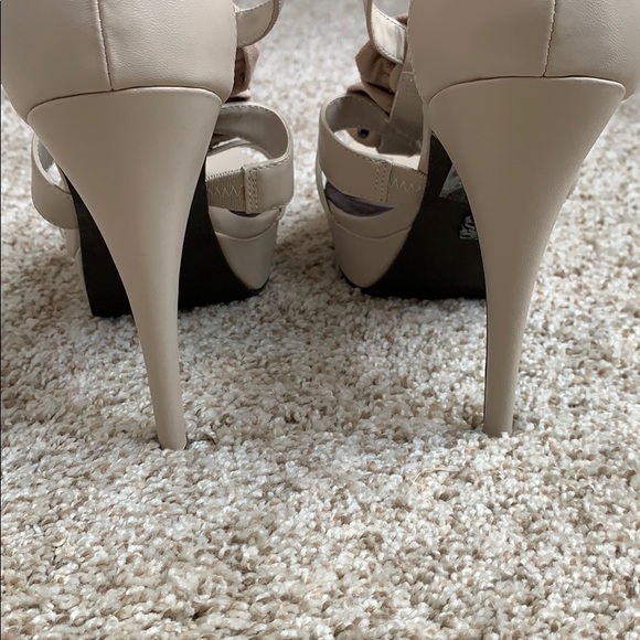 🛍 Vera Wang Stilettos-Like New Condition - Picture 4 of 7